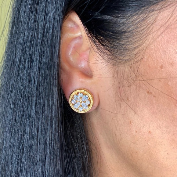 Stud earrings - Picture 1 of 2